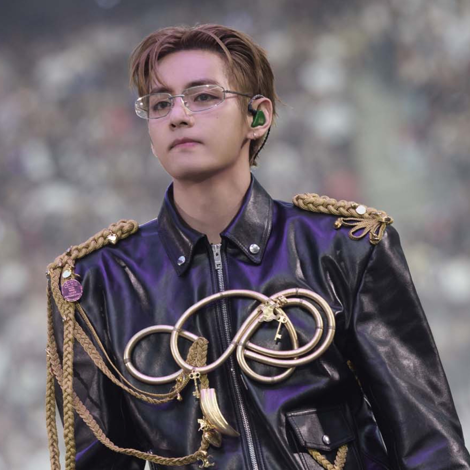 ソロショット多数！ BTS V、ワールドツアーパリ公演で華麗なセリーヌルックを披露。