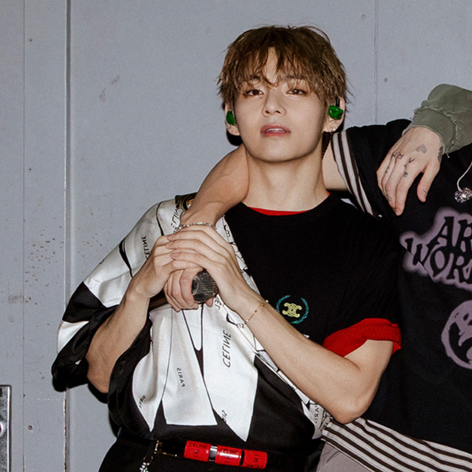 BTS V、ワールドツアーパリ公演で華麗なセリーヌルックを披露。