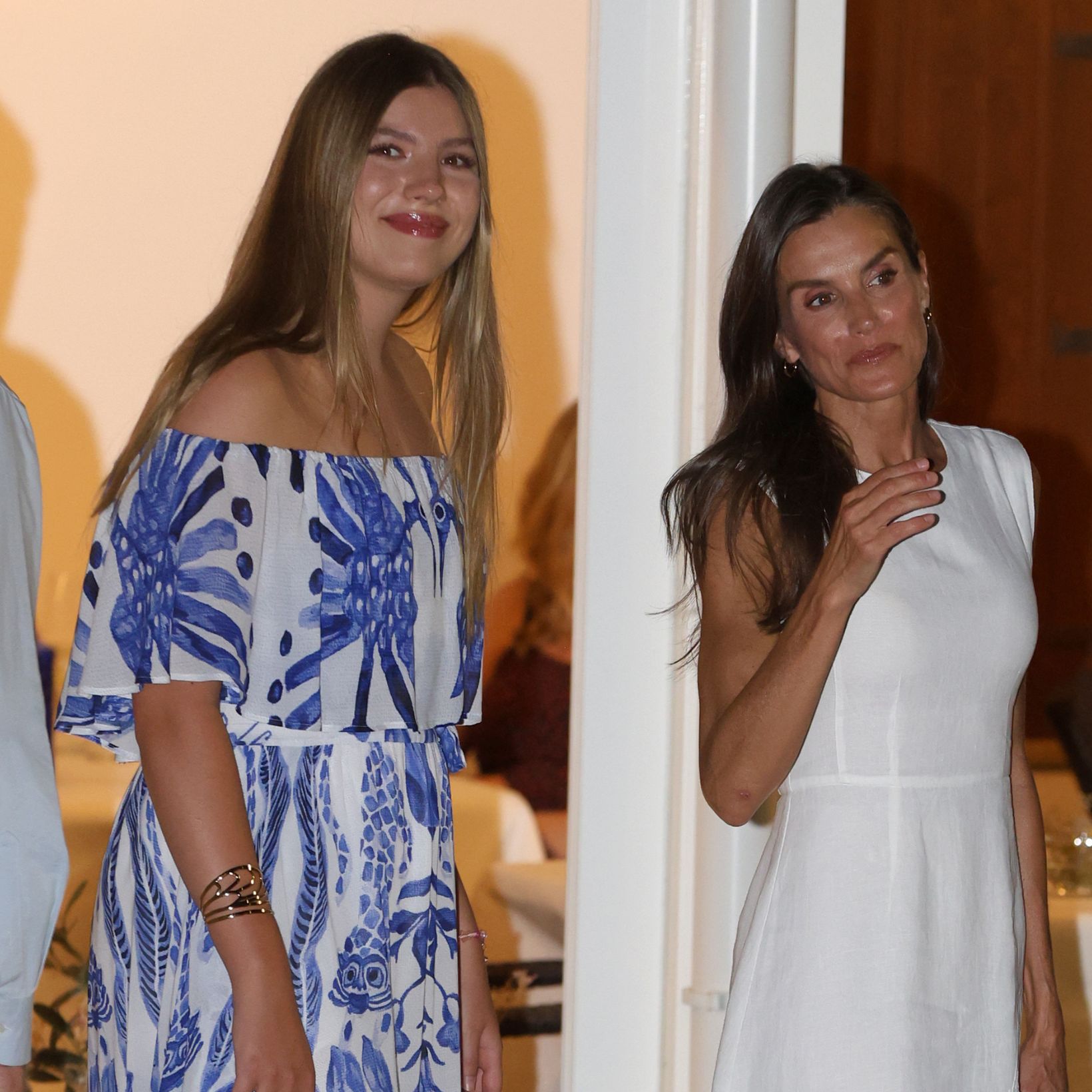 スペイン・レティシア王妃の愛娘レオノール＆ソフィア王女、母娘2代で同じオフショルサマーワンピを着回し！