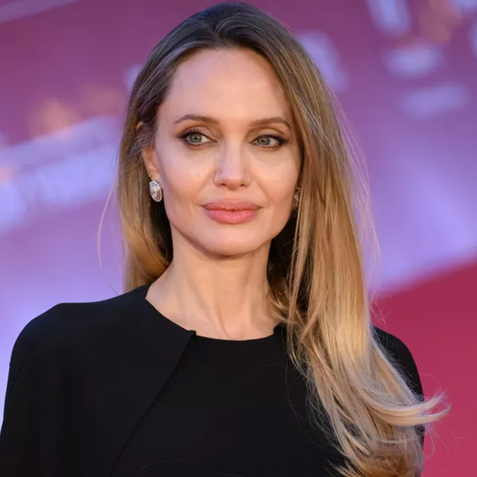 アンジェリーナ・ジョリー、戦火のウクライナ東部を再訪。18歳の息子ノックスとボクシングジムに突如出現。