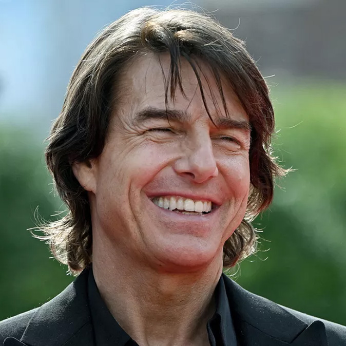 トム・クルーズ、64歳とは思えぬ鍛えられた身体で雑誌の表紙を飾る。