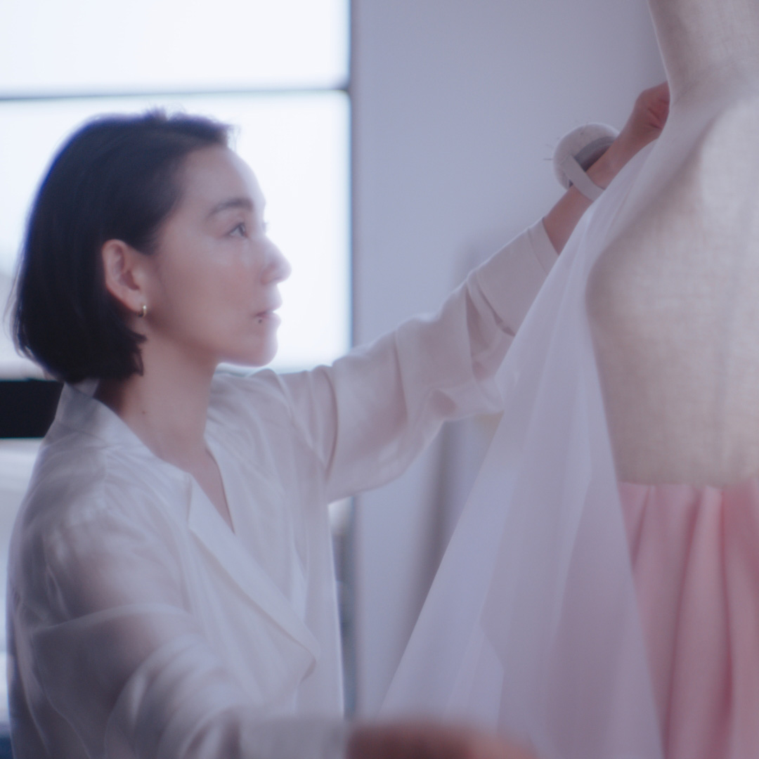 篠原ともえ、CM撮影でドレスを即興デザイン。素顔の魅力あふれる映像を公開！