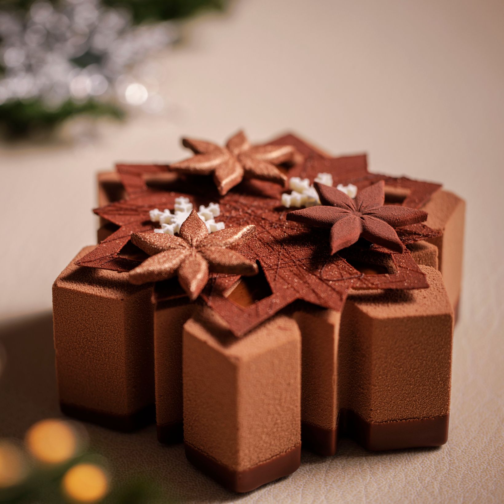 ホリデーシーズンを彩る、甘美なチョコレートケーキ5選【2026ホテルのクリスマスケーキ特集vol.3】