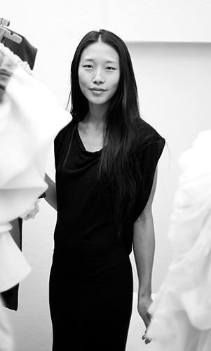 若手ファッションデザイナー イーキン インがレオナールのクリエイティブ ディレクター に就任 Fashion Madamefigaro Jp フィガロジャポン