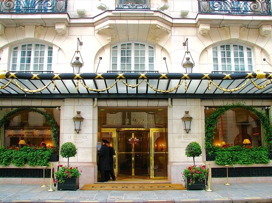800px-Le_Bristol_Paris.jpg
