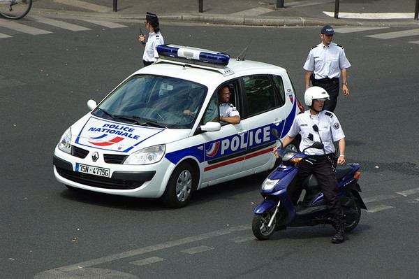 800px-Police_préparant_l'arrivée_d'une_manifestation.JPG
