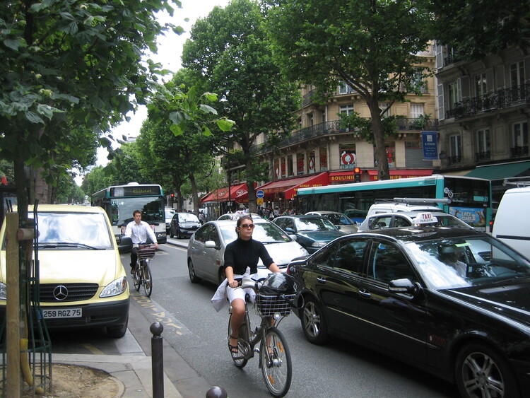 Paris_Shared_Bike,_Bus_and_Taxi_Lane.jpg