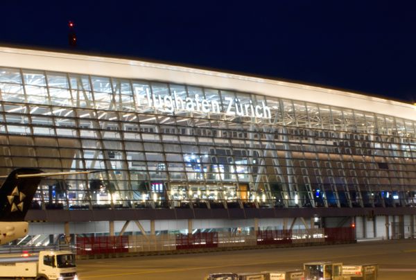 Flughafen_Zürich_-_Night_-_01.jpg