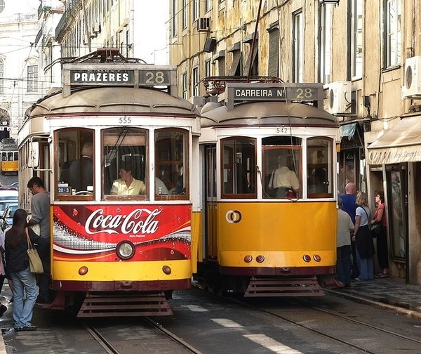 800px-Tram_28,_Lisbon,_20051011.jpg
