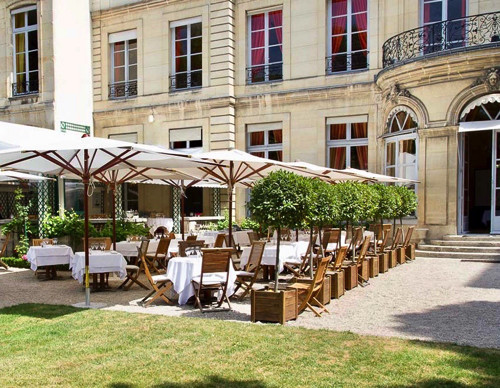163417-restaurant_sur_jardin_1170x666 copy.jpg