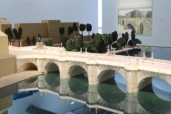 クリストがポン・ヌフ橋を包んだ1985年にトリップしたい。｜PARIS DECO