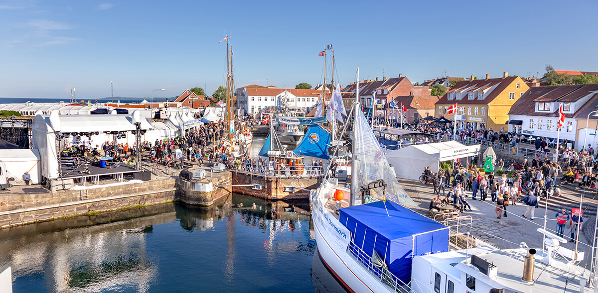 ボーンホルム島の少女　＃1323　★ロイヤルコペンハーゲン　デンマーク　絶版 デンマーク人が過ごす、バルト海に浮かぶボーンホルム島のヴァカンスと