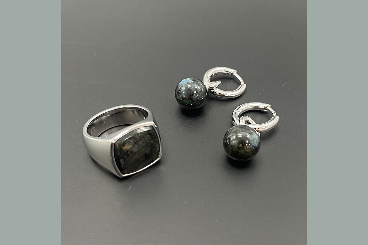 秋の始まりに、トムウッドのピアスとリング。｜編集部員の、最近