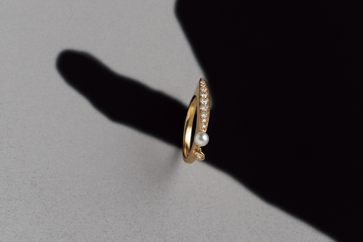 可憐なパールのピンキーリングを指先に。ミキモトからデビューした