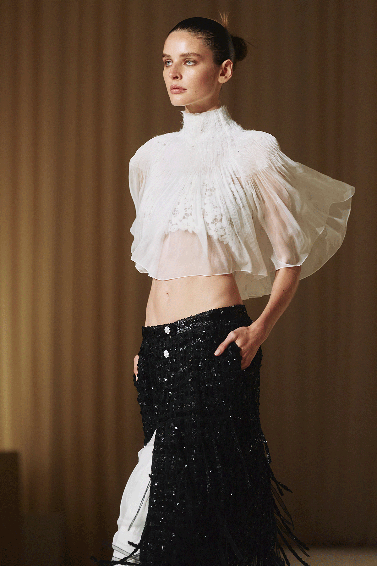 1200-1800-2-chanel_fw-2025-26-hc-copyright-chanel-ambiance-133-HD.gif