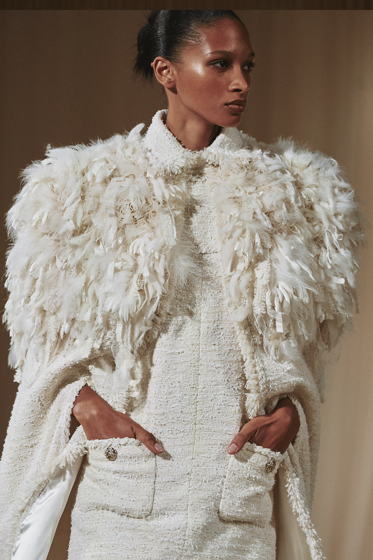 1200-1800-2-chanel_fw-2025-26-hc-copyright-chanel-ambiance-156-HD.gif
