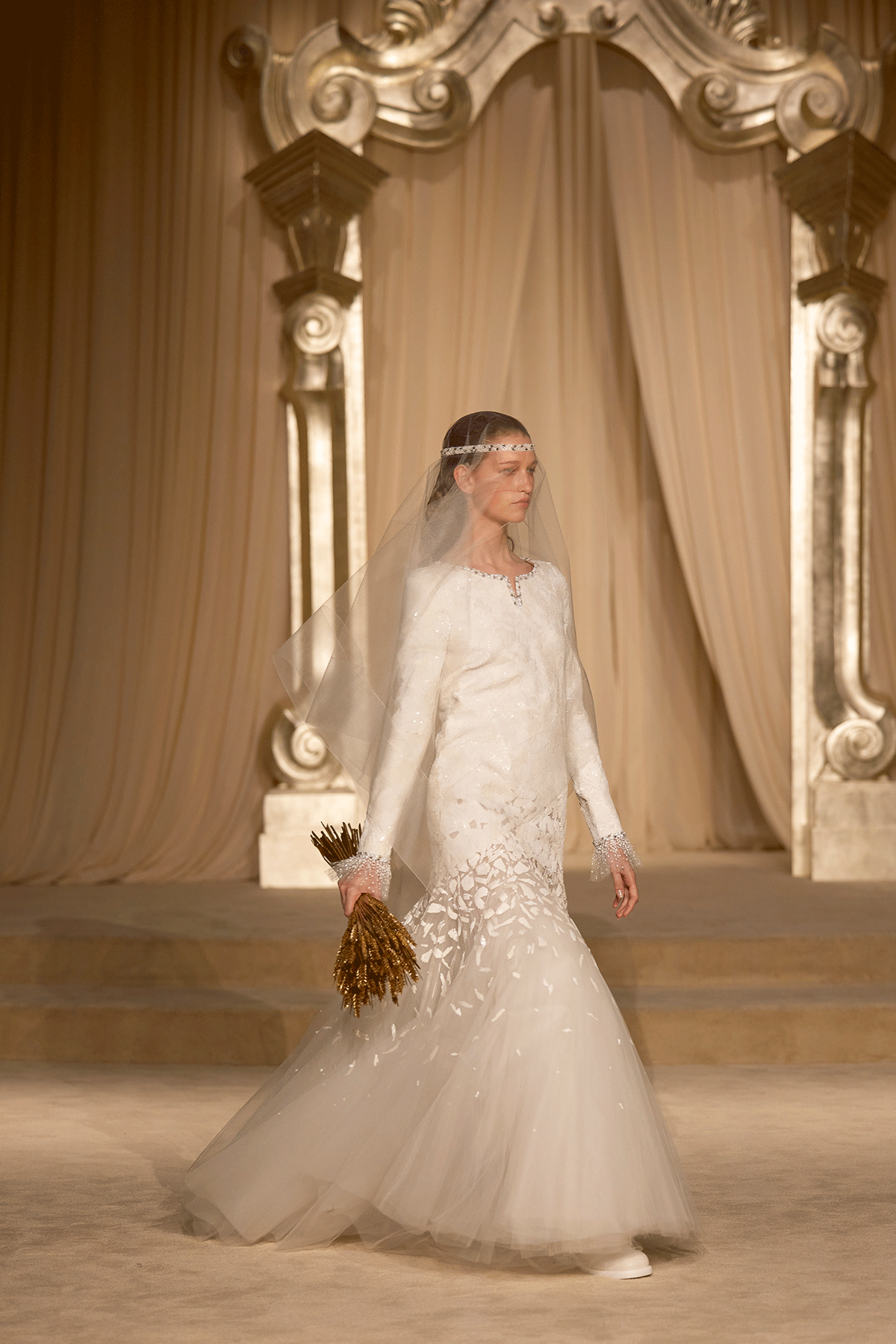 1200-1800-chanel_fw-2025-26-hc-copyright-chanel-ambiance-45-HD.gif