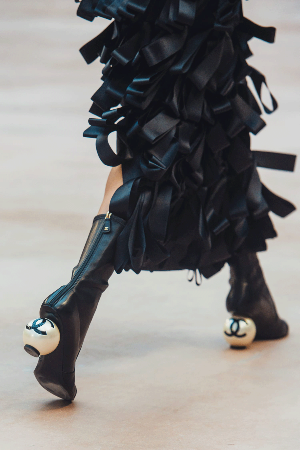 1200-chanel_fw-2025-26-rtw-show-ambiance-copyright-chanel-hd-35-LD.gif