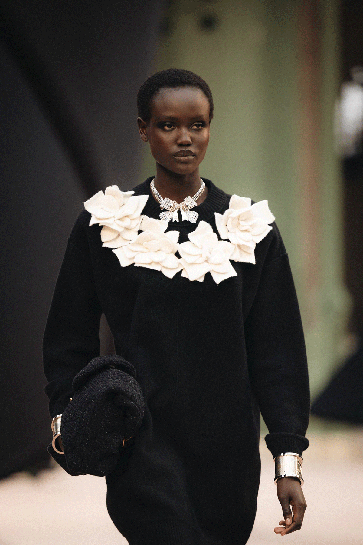 1200-chanel_fw-2025-26-rtw-show-ambiance-copyright-chanel-hd-87-LD.gif