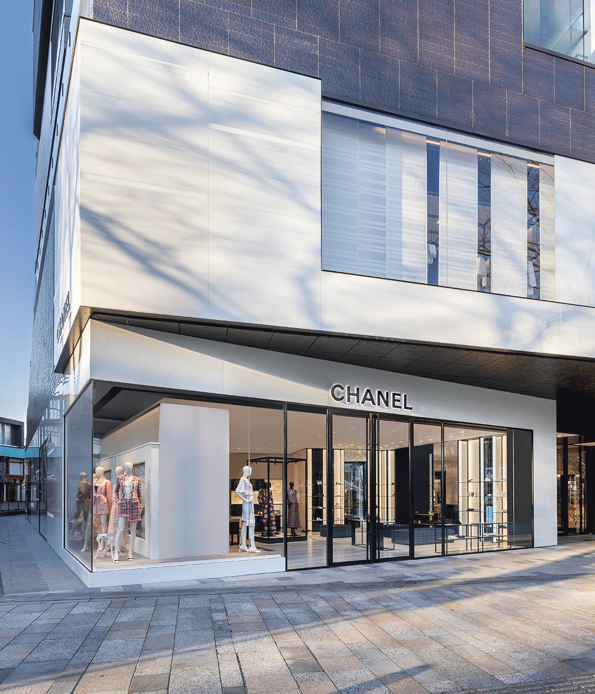 1200_1500chanel_omotesando_boutique-reopening-2-HD.gif
