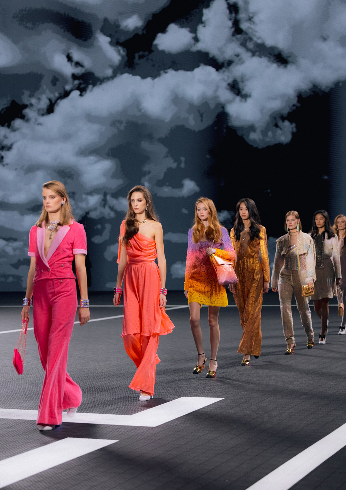 1200_chanel_cruise-2023-24-show-in-shenzhen_finale-pictures-13-LD.jpg