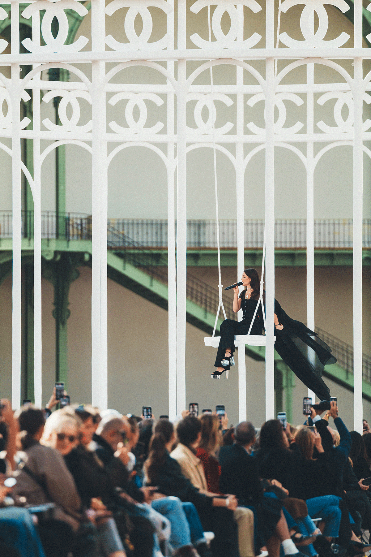 1200_chanel_ss-2025-rtw-collection_show-finale_copyright-chanel-6-HD.gif