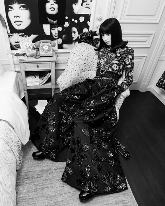 230308-chanel_nana-komatsu-photographed-by-inez-vinoodh-adapted-from-the-movie-who-are-you-polly-maggoo-by-william-klein-copyright-films-paris-new-york_4x5-4.jpg
