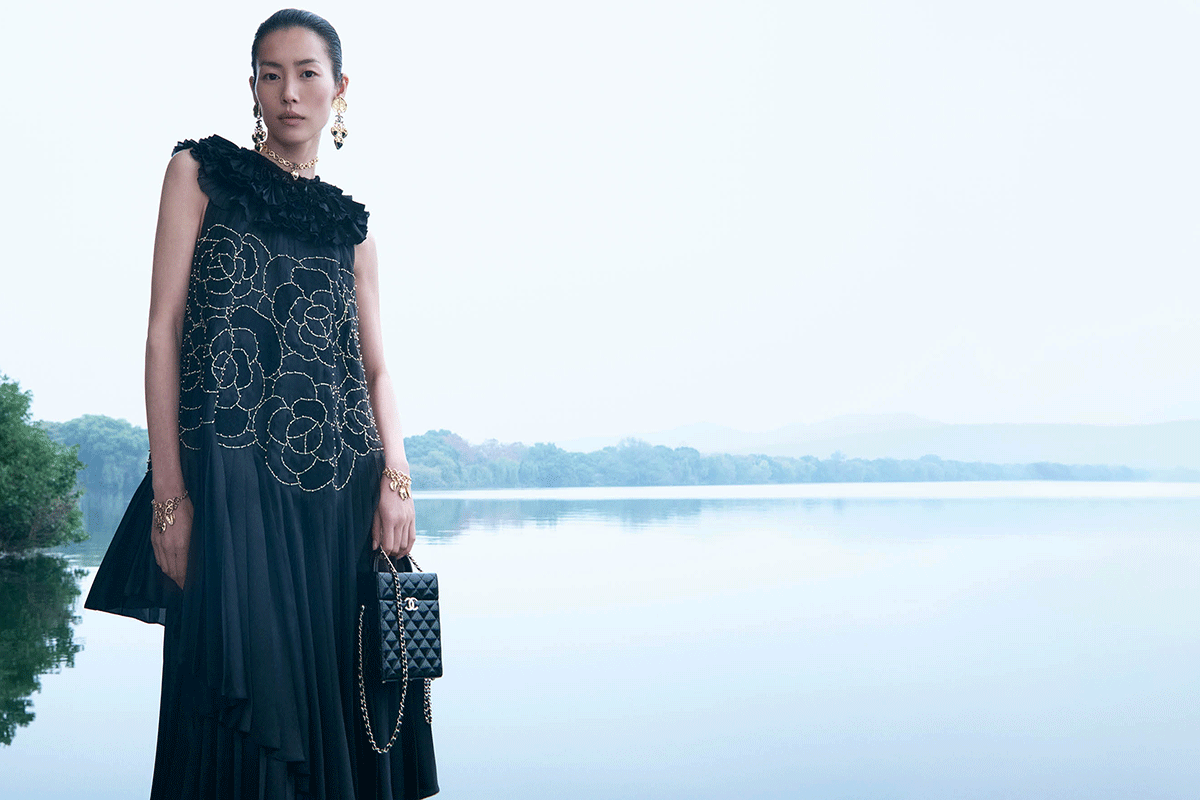 1200-800-chanel_2024-25-metiers-dart-collection-campaign-2-1-HD.gif