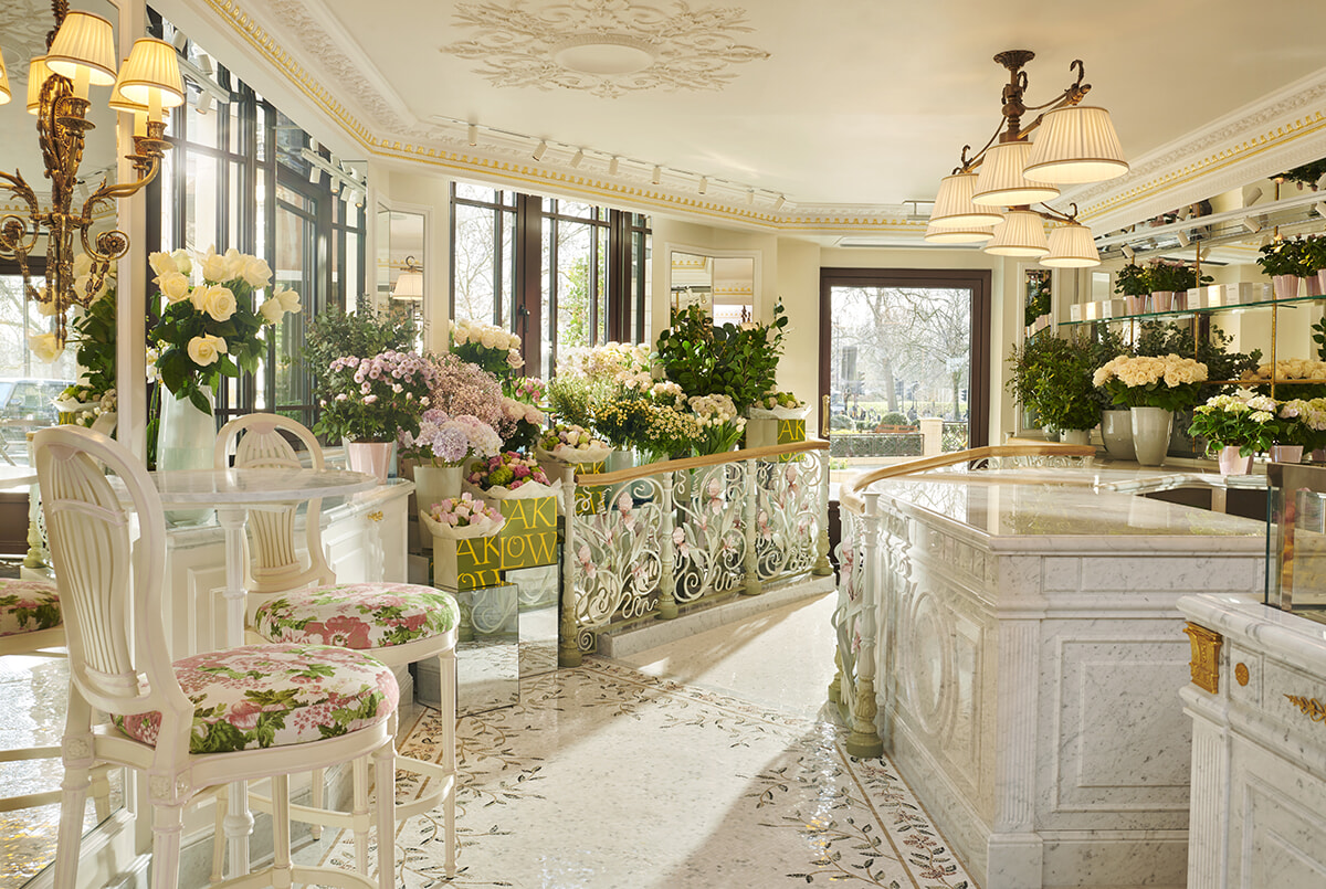 ８：The Dorchester_Cake and Flowers_Hero space_Dorchester Collection _11_.jpg