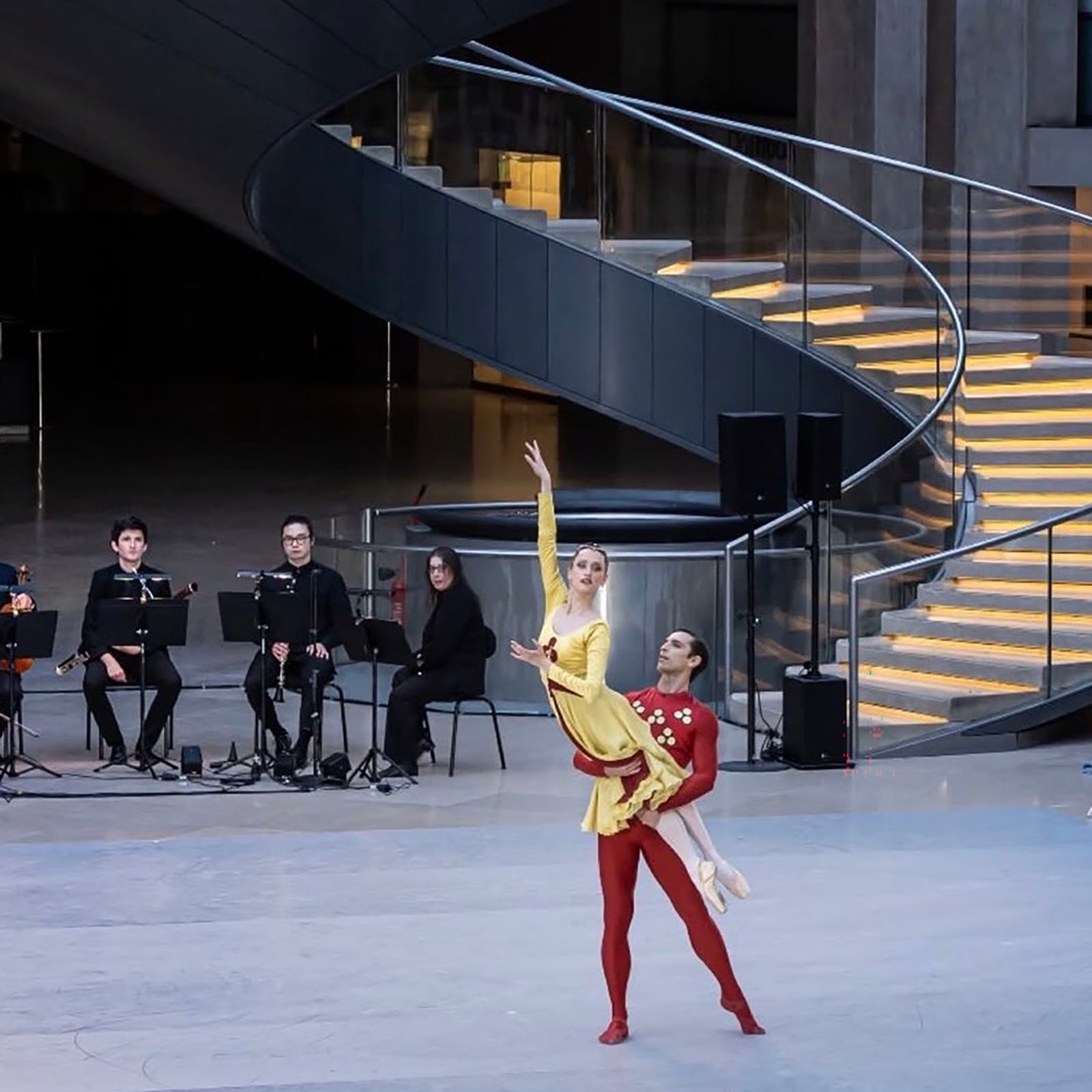 ルーヴル美術館のピラミッドの下、オペラ座エトワールたちの身体が空間に舞った。