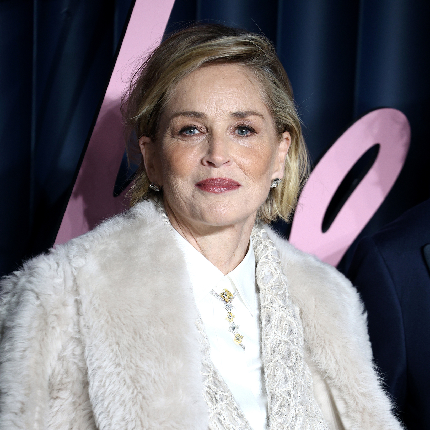 「忘れられない最高のキス」シャロン・ストーンを虜にしたハリウッド俳優を明かす。