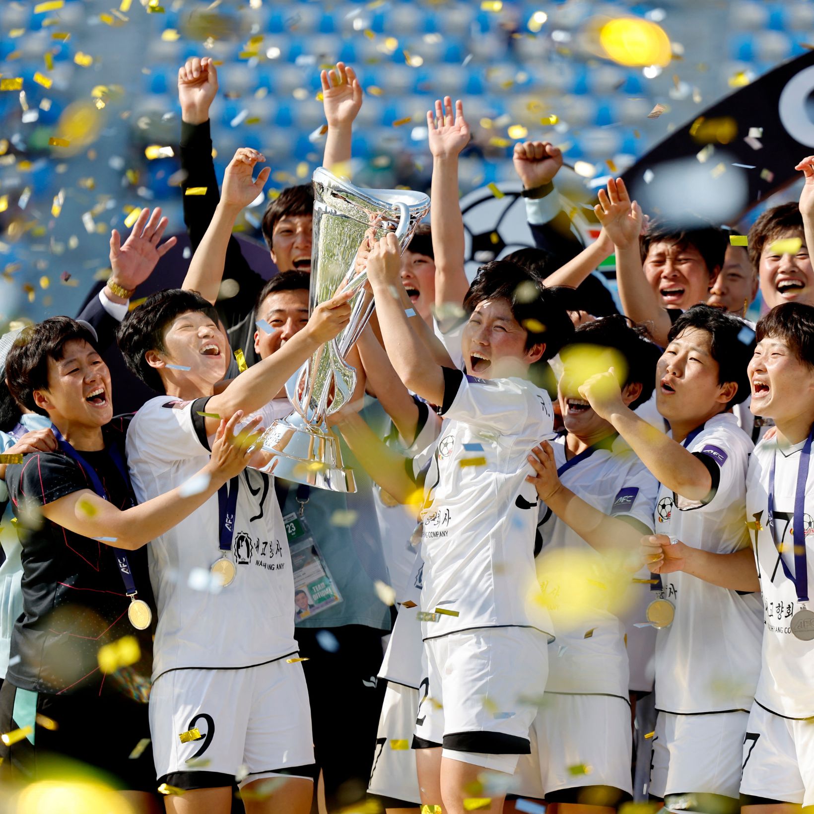 涙を流し、衝撃を受ける北朝鮮の女子サッカー選手たち……金正恩と対面する衝撃的な映像。
