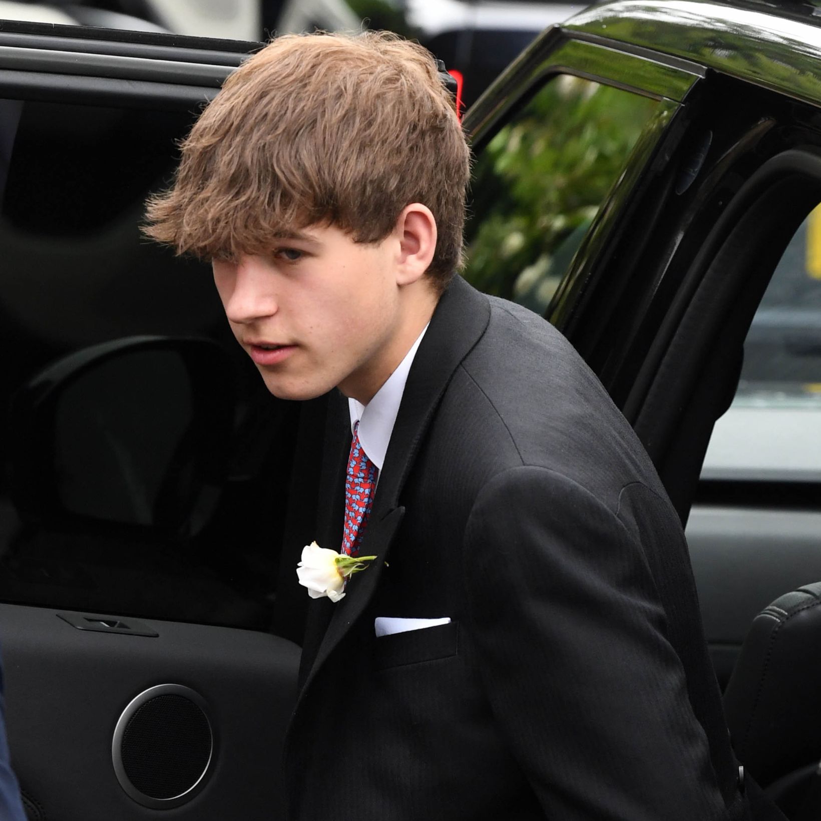 18歳のウェセックス伯爵ジェームズ、母ソフィー妃とロイヤルアスコットに初登場！「凛々しすぎる」と話題に