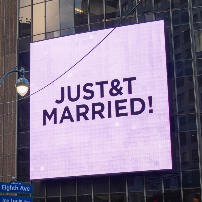 テイラー・スウィフト＆トラヴィス・ケルシーの結婚式で招待客に配られた「謎の黒い箱」の中身とは？