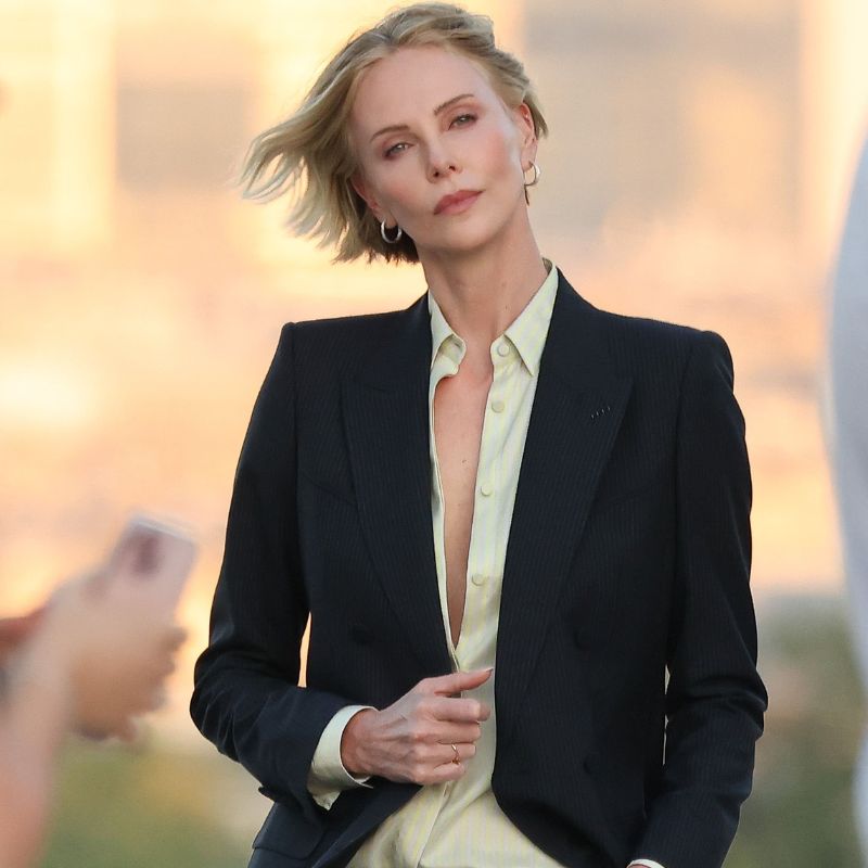 50歳のシャーリーズ・セロン、マイクロパンツ姿の「脚の長さ」「美脚」に驚愕のコメント殺到！