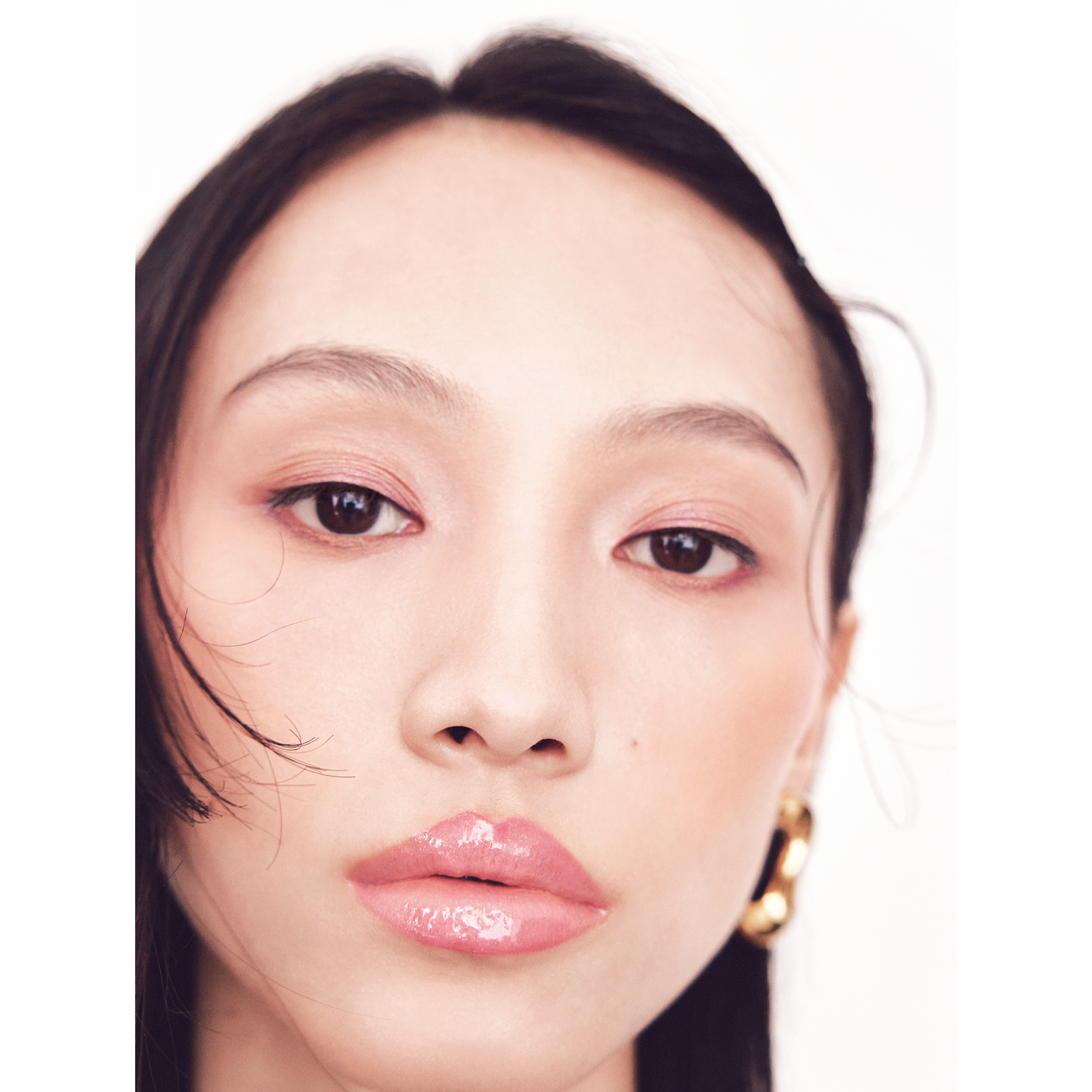 ぷるんとボリュームアップ。透けて煌めく青みピンクでリップメイク。