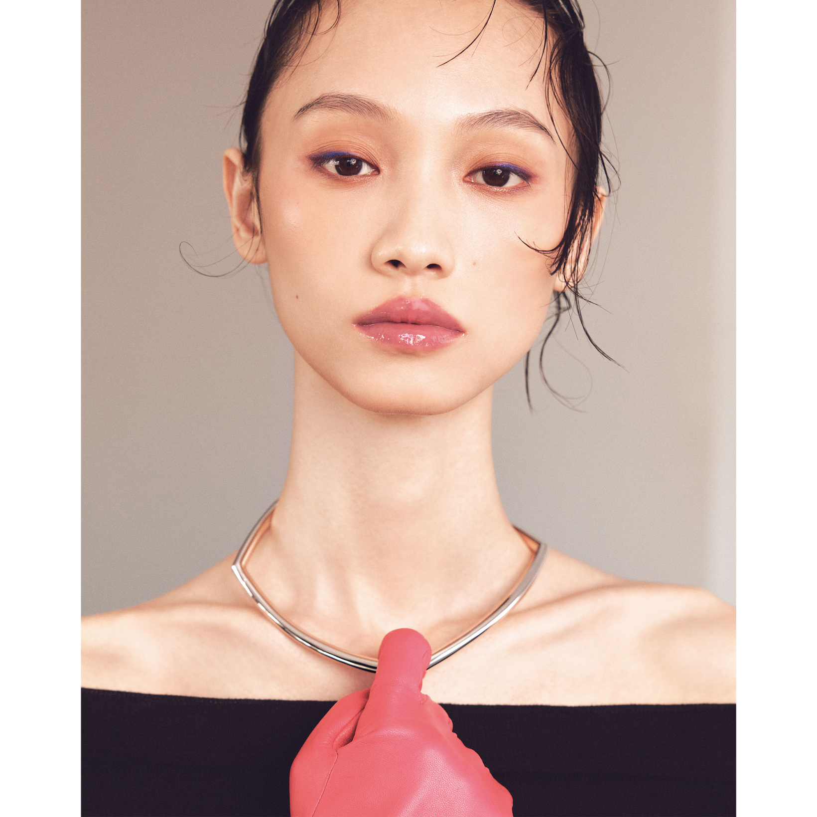 濡れツヤを纏う、シックで知的なピンクリップ。