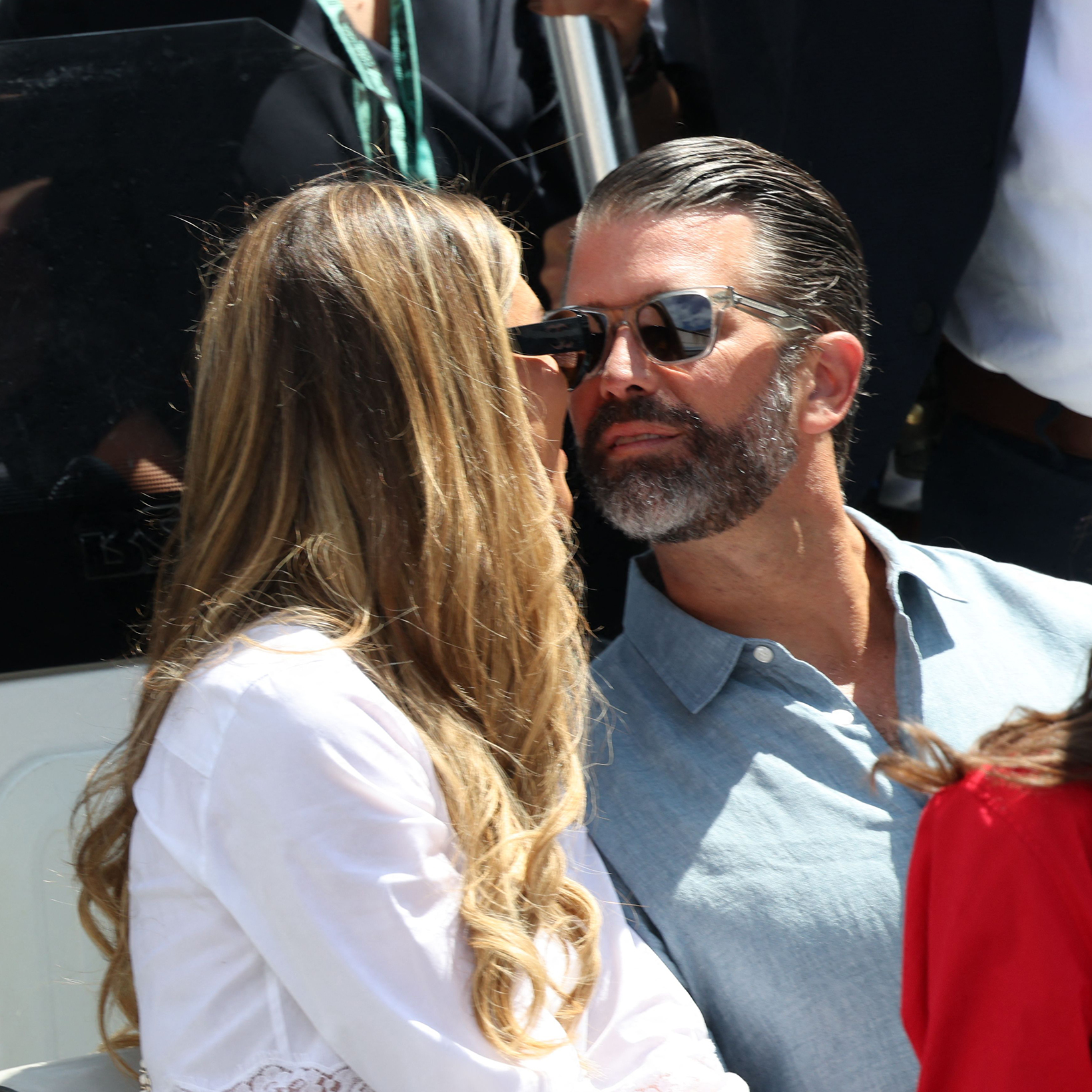 「小さなチャペルでキス」ドナルド・トランプ・ジュニア、バハマでの結婚式を初公開。