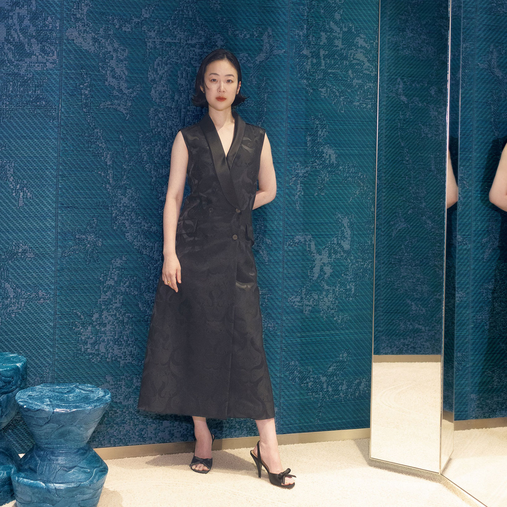 【黒木華のDIOR探訪 Vol.3】視覚、嗅覚、触覚で感じるフィッティングルーム、光井花の装飾。
