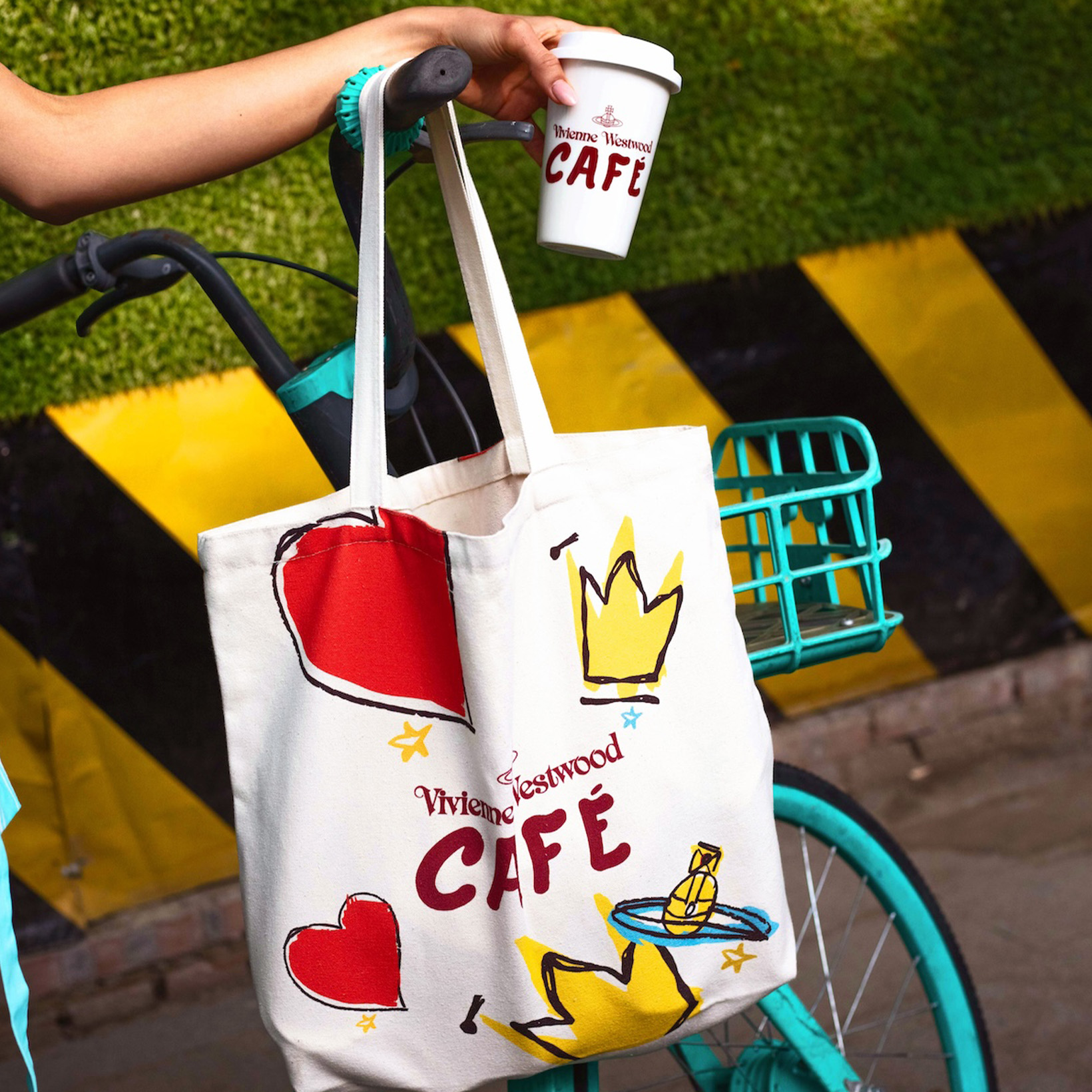 ヴィヴィアン・ウエストウッド初の「CAFÉ Collection」が登場。マグカップやトートバッグなど限定アイテムを発売。