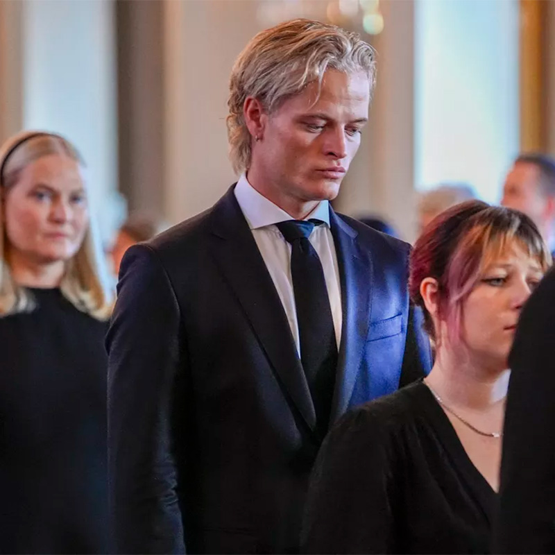 ハーラル5世に最後の別れ。王室一家の葬列に、実刑判決を受けたマリウスの姿も。