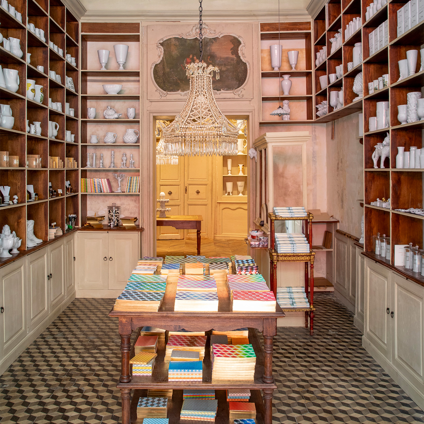サントノレ通り、おなじみのブティックの2軒お隣に新しくオープンした「Parfumerie & Papeterie」。