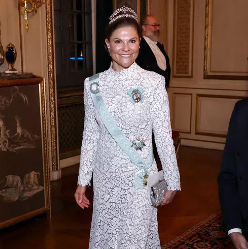 H&Mのロングドレスにブシュロンのティアラ……スウェーデンのヴィクトリア皇太子、国賓晩餐会で大胆なブランドミックスを披露。