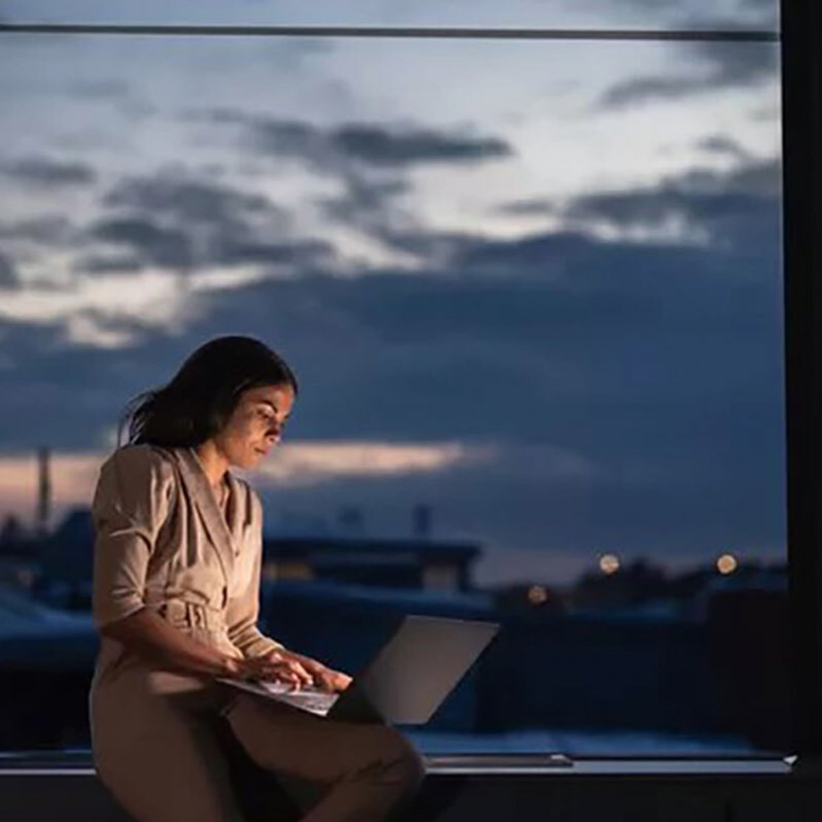 「働きすぎ」とはどんな状態？ 専門家にインタビュー。