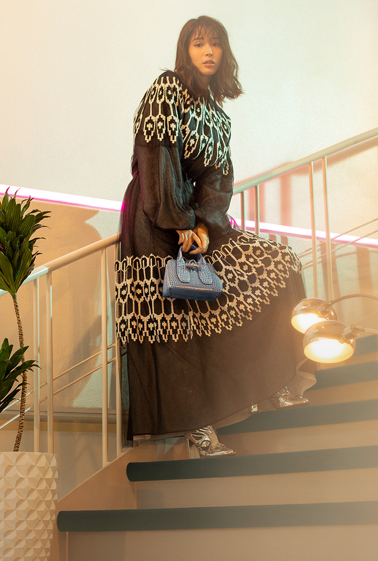Longchamp ロンシャンのバッグと過ごす、シネマティックな彼女の日常。