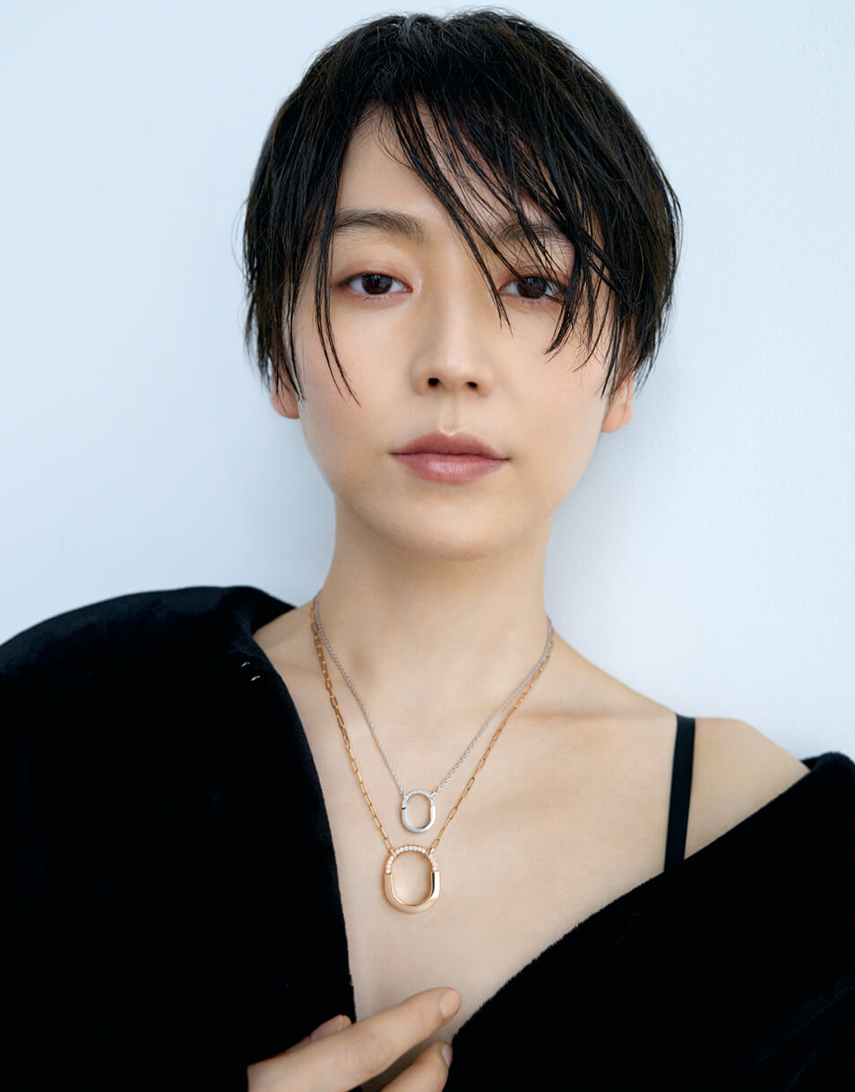 「ティファニー ロック ミディアム ペンダント」「ティファニー ロック スモール ペンダント」着用