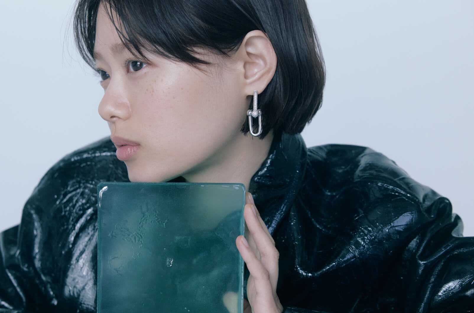 「ティファニー ハードウェア ラージ リンク ピアス」着用