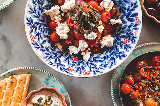 グラン・カフェ・ダテーヌ、料理と器でギリシャを味わう。