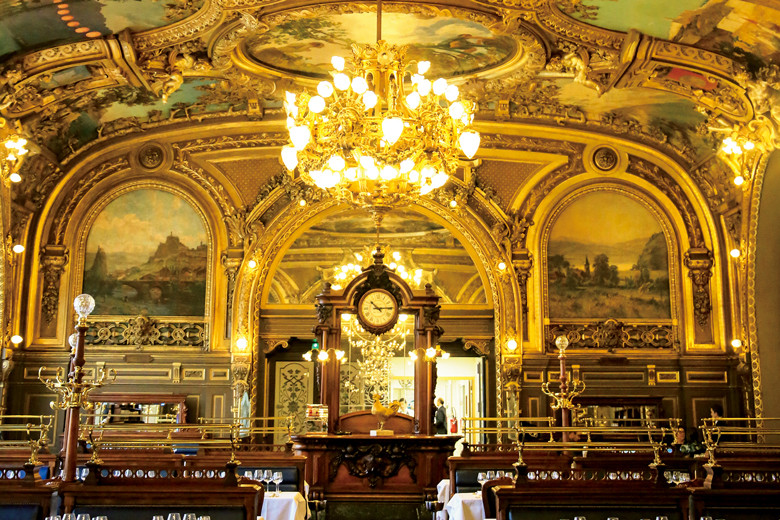 パリで最も豪奢な駅中レストランで、フランス全国の郷土料理を味わう。