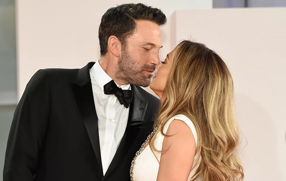 00-220823-jennifer-lopez-and-ben-affleck.jpg